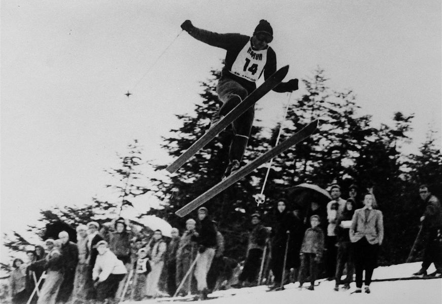 Gara di salto con gli sci in una storica fotografia in bianco e nero