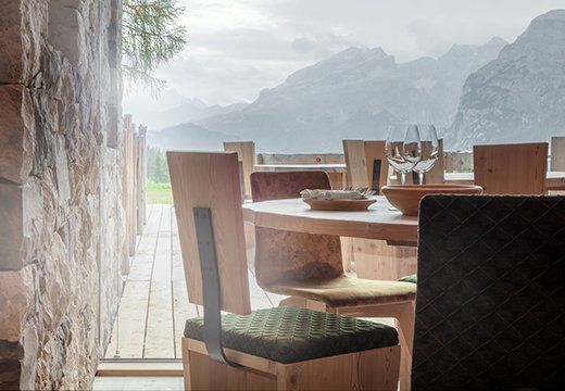 Tavolo con vista estiva del Rifugio Ütia Lé