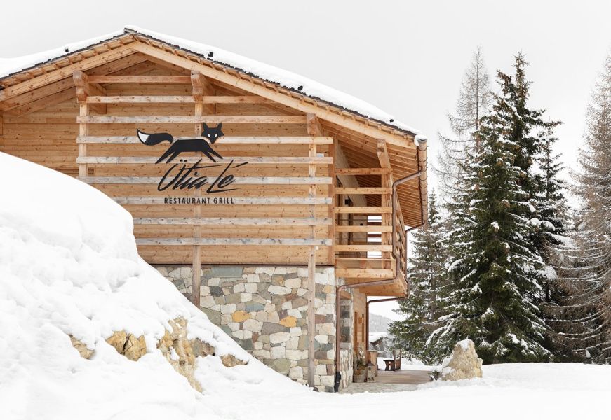 Facciata innevata del Rifugio Ütia Lé