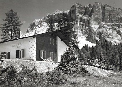 Foto in bianco e nero del Rifugio Ütia Lé