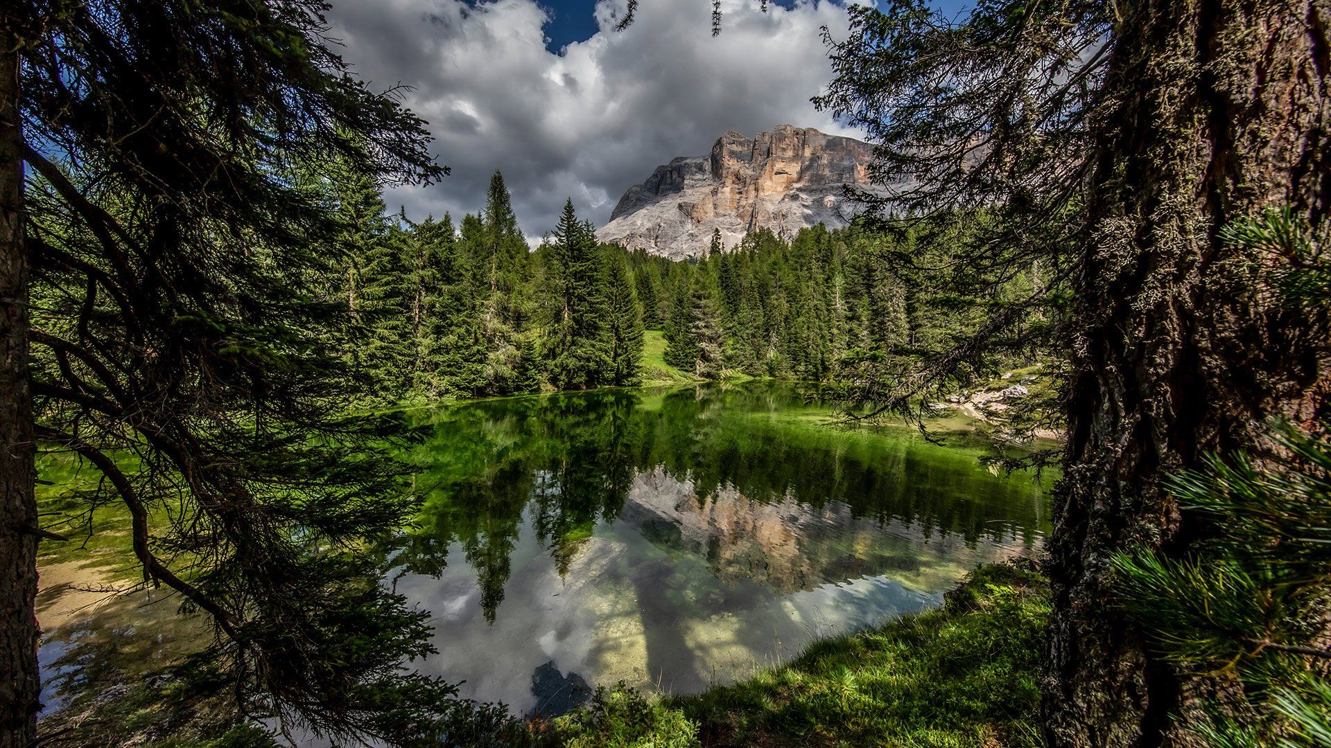 Lago alpino tra i boschi ai piedi del Sas dla Crusc, nelle Dolomiti dell'Alta Badia
