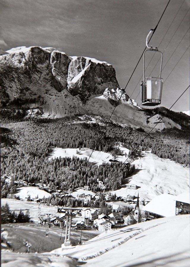 Foto storica in bianco e nero dell'impianto di risalita Sas dla Crusc