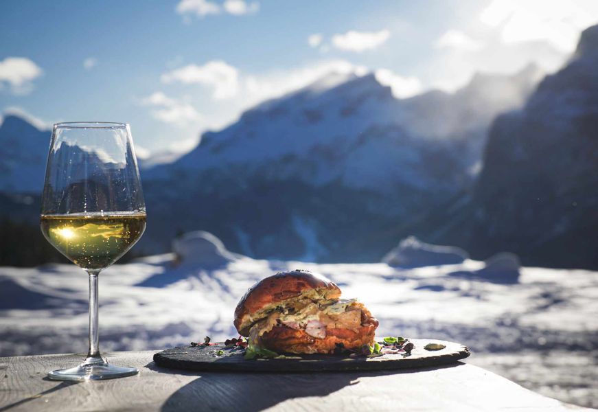 Hamburger con vino bianco all'aperto con vista sulle Dolomiti